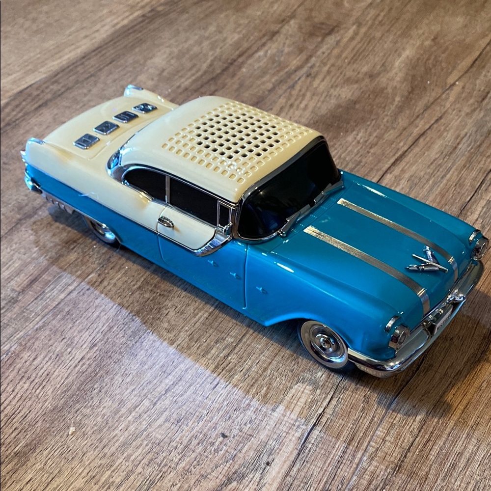 Emerald and Cream WS-598 Enduring Classic Car Model with 10W Output speaker